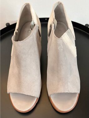 Sorel Nadia Ankle Booties (Suede) in “White Dove” Gray/White